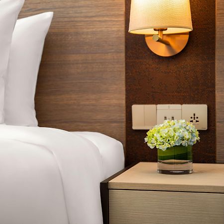 Radisson Mumbai Andheri Midc Εξωτερικό φωτογραφία A bedside table
