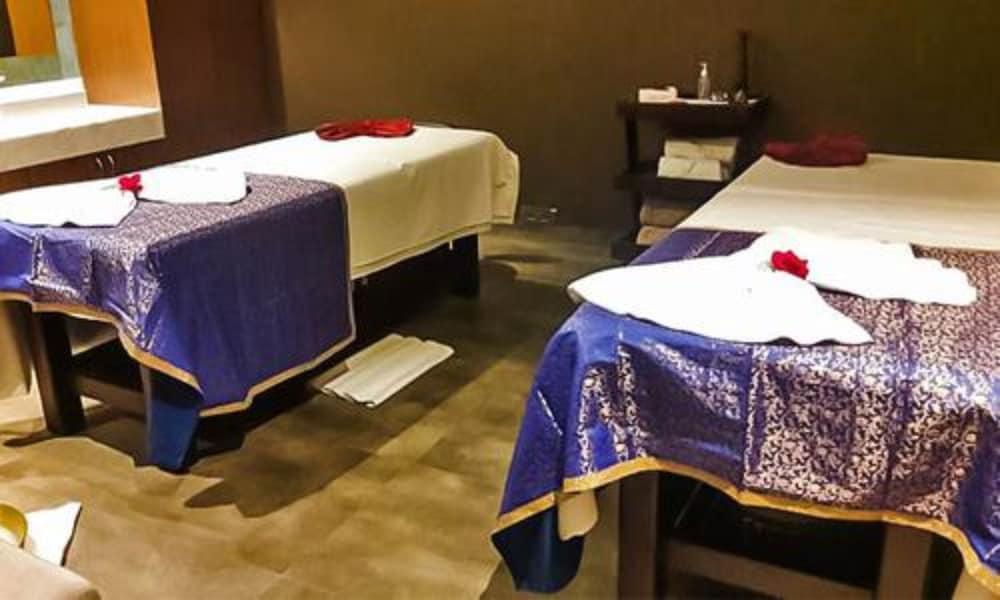 Radisson Mumbai Andheri Midc Εξωτερικό φωτογραφία Massage beds at a spa