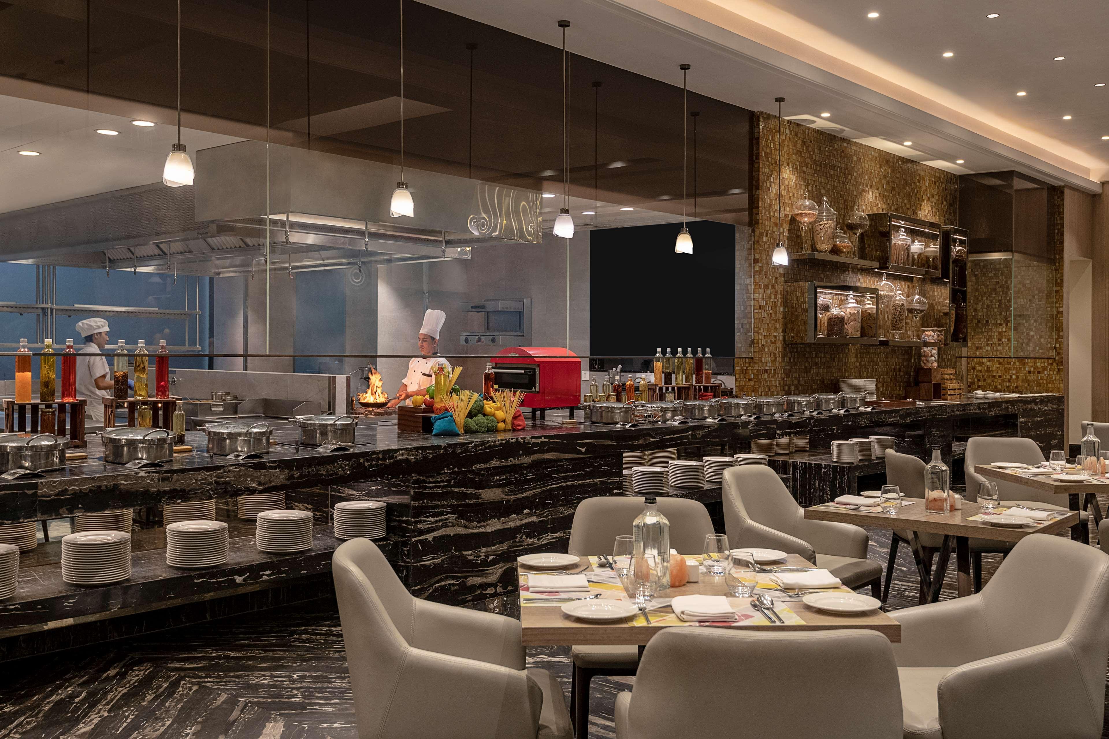 Radisson Mumbai Andheri Midc Εξωτερικό φωτογραφία The restaurant