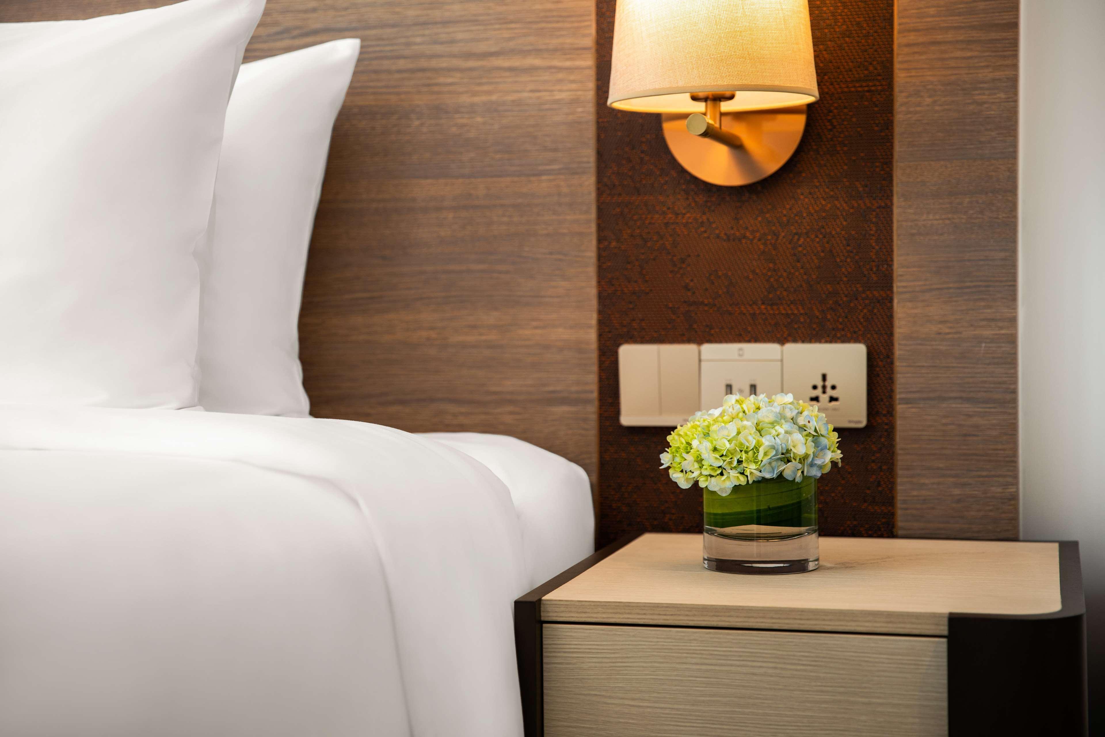 Radisson Mumbai Andheri Midc Εξωτερικό φωτογραφία A bedside table