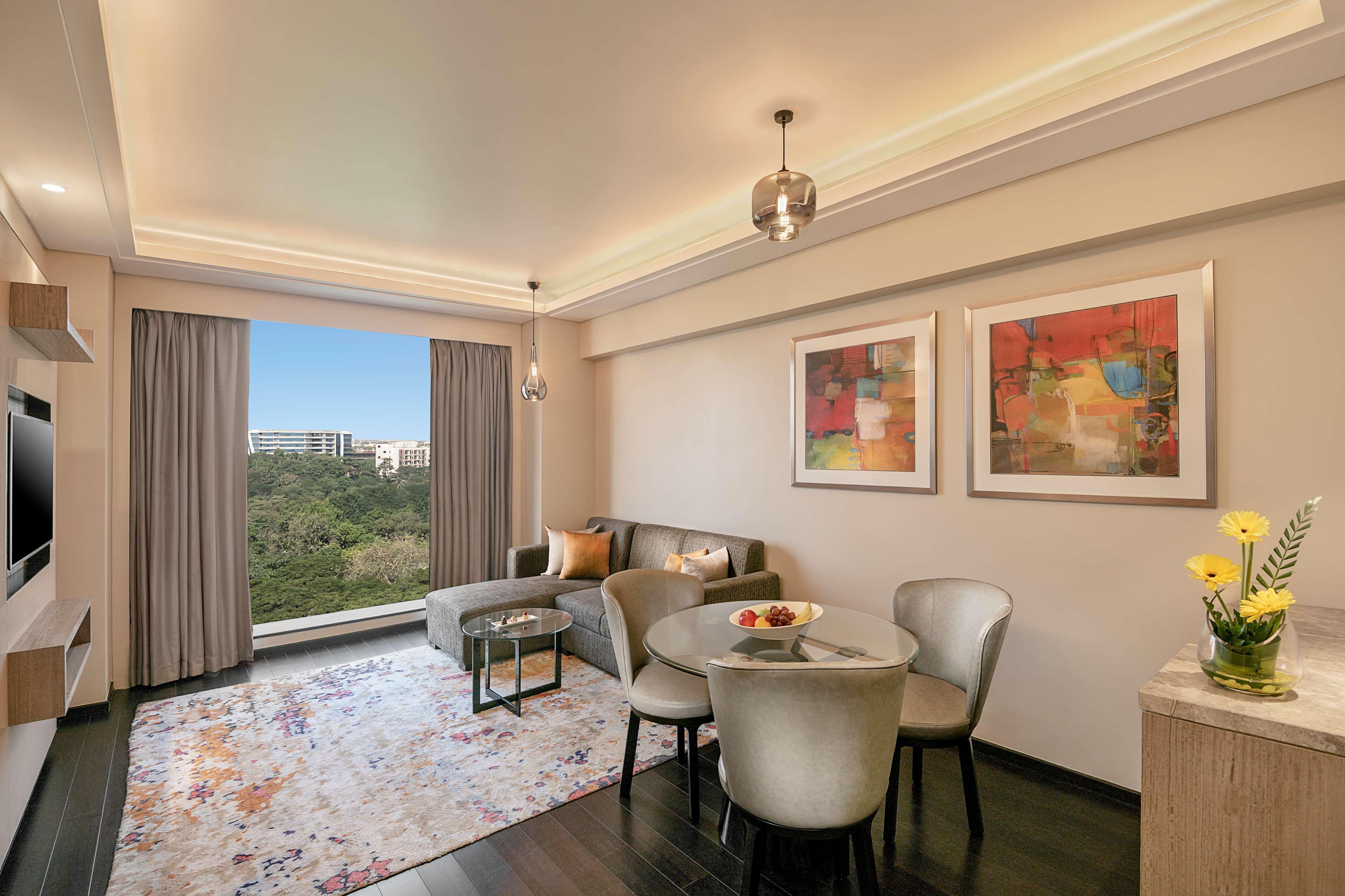 Radisson Mumbai Andheri Midc Εξωτερικό φωτογραφία A living room at the Taj Mahal Palace