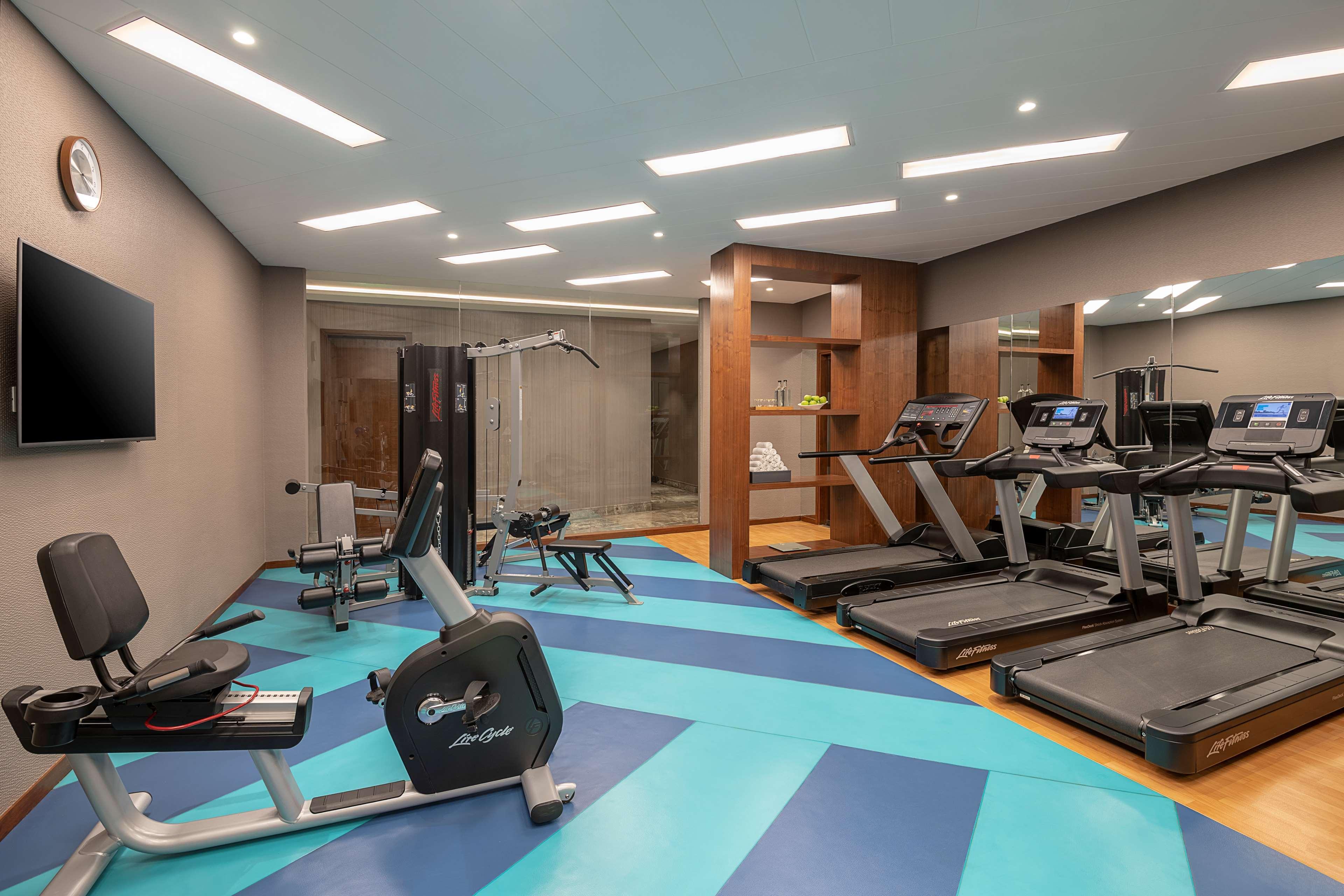 Radisson Mumbai Andheri Midc Εξωτερικό φωτογραφία The gym at the hotel